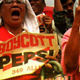 Imagen: Comenzaban las manifestaciones tras la respuesta de Pepsi. MarketingSH